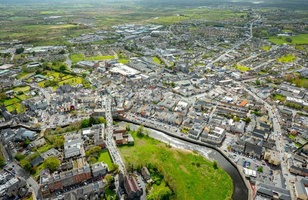 Aerial photograph Ennis - The city center in the downtown area in Ennis in Clare, Ireland