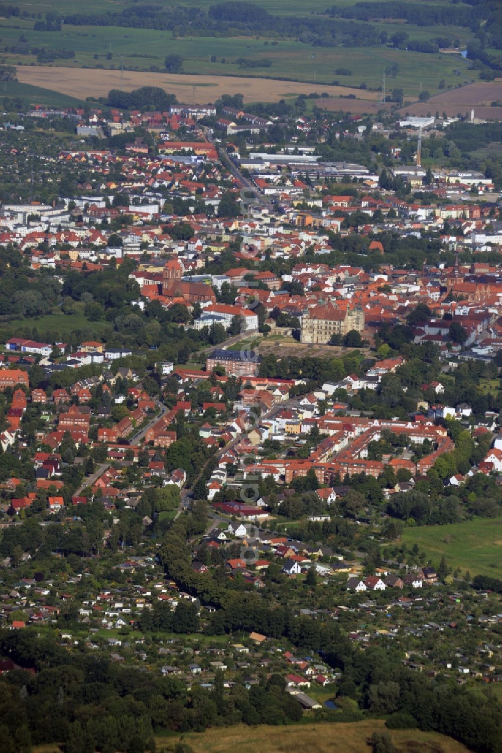 Aerial photograph Güstrow - The city center in the downtown are in Guestrow in the state Mecklenburg - Western Pomerania. The Barlach town is known for its castle and located in the county district of Rostock