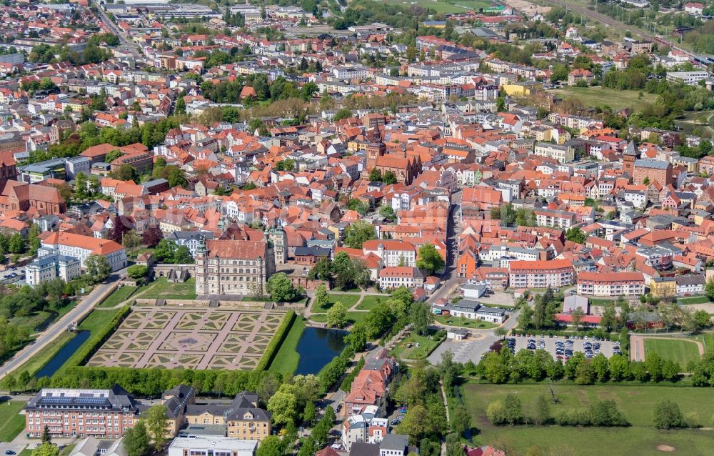 Aerial photograph Güstrow - The city center in the downtown are in Guestrow in the state Mecklenburg - Western Pomerania. The Barlach town is known for its castle and located in the county district of Rostock