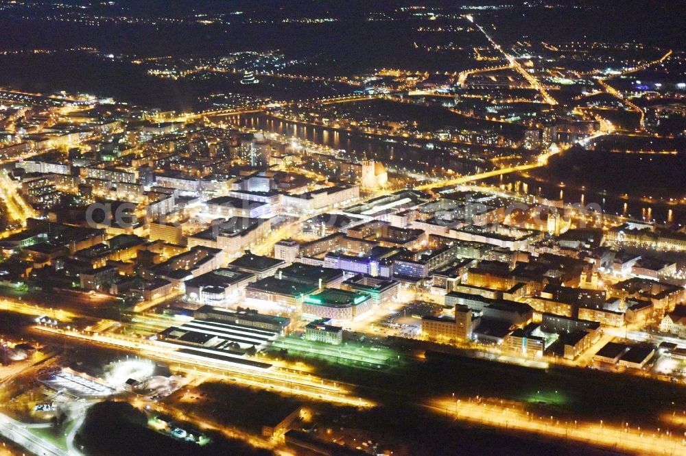 Aerial image Magdeburg - The city center in the downtown area at the main railway station of the Deutsche Bahn in the district Altstadt in Magdeburg in the state Saxony-Anhalt