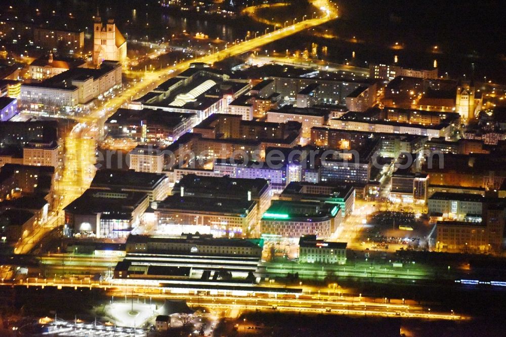 Aerial photograph Magdeburg - The city center in the downtown area at the main railway station of the Deutsche Bahn in the district Altstadt in Magdeburg in the state Saxony-Anhalt