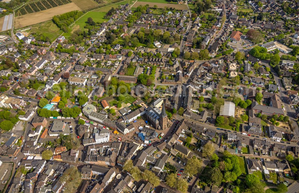Aerial image Kaldenkirchen - The city center in the downtown area on place Kirchplatz in Kaldenkirchen in the state North Rhine-Westphalia, Germany