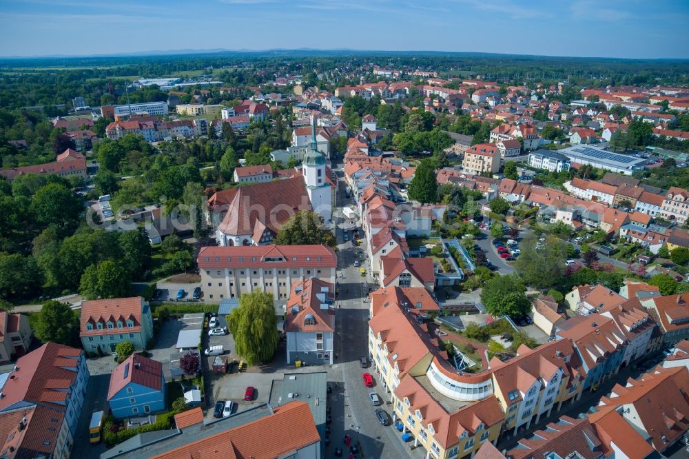 Aerial photograph Hoyerswerda - The city center in the downtown area on Kirchstrasse to the church Johanneskirche in Hoyerswerda in the state Saxony, Germany