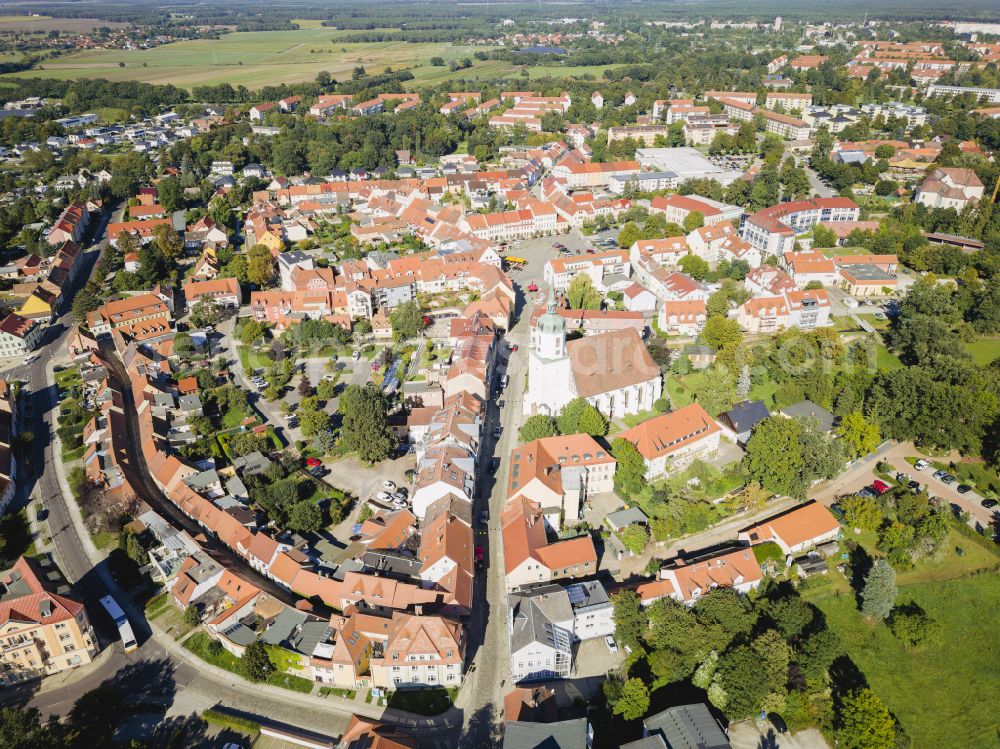 Hoyerswerda from the bird's eye view: The city center in the downtown area on Kirchstrasse to the church Johanneskirche in Hoyerswerda in the state Saxony, Germany