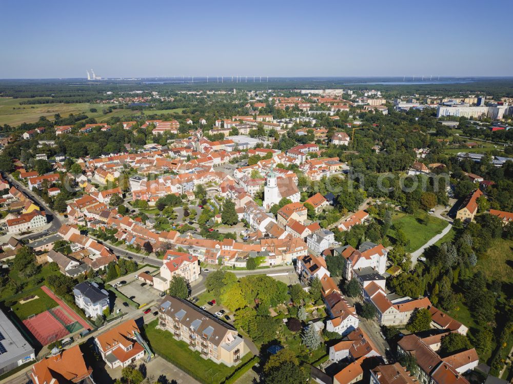 Aerial photograph Hoyerswerda - The city center in the downtown area on Kirchstrasse to the church Johanneskirche in Hoyerswerda in the state Saxony, Germany