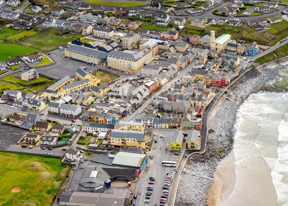 Lahinch from the bird's eye view: The city center in the downtown area in Lahinch in Clare, Ireland