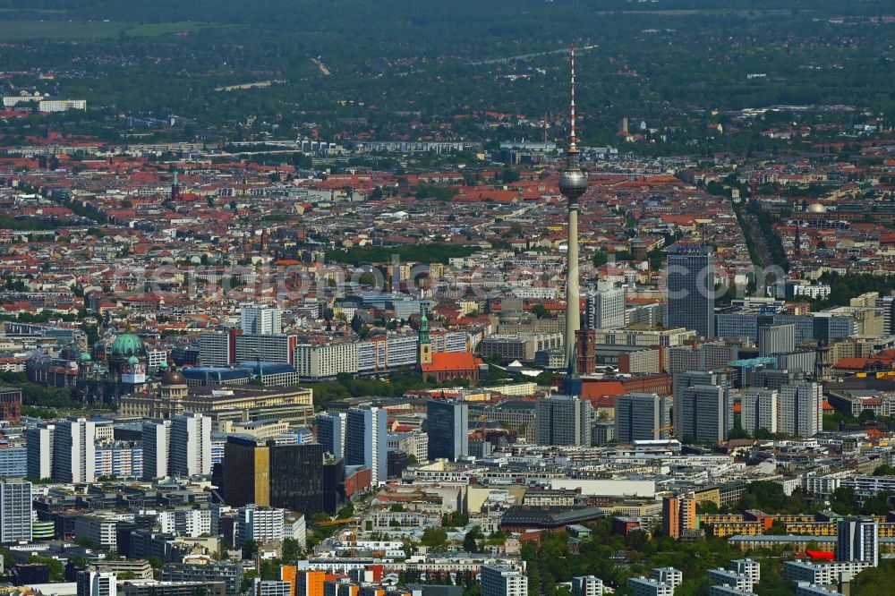 Aerial photograph Berlin - The city center in the downtown area Leipziger Strasse - Fischerkiez - Fernsehturm in the district Mitte in Berlin, Germany