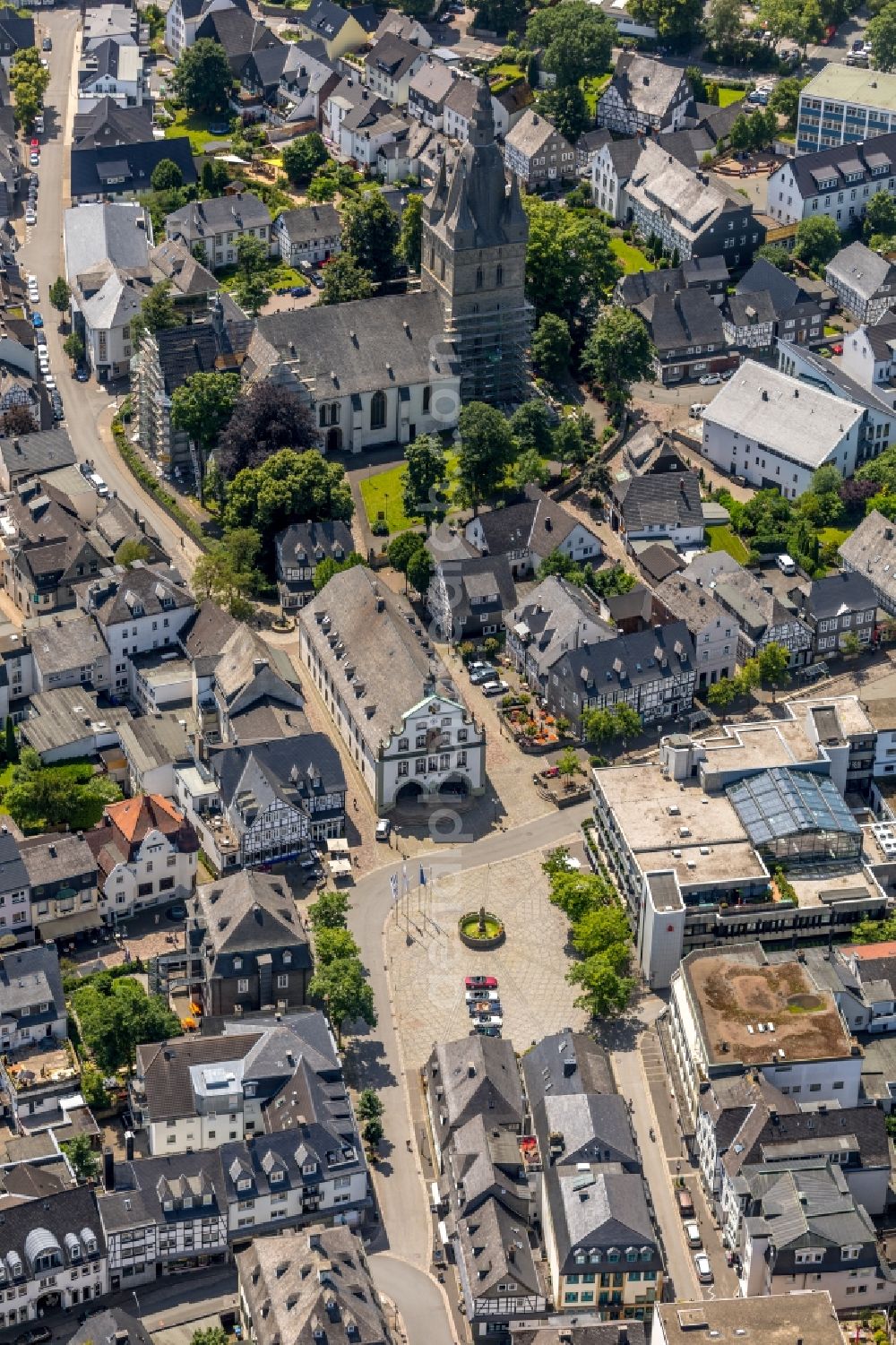 Brilon from the bird's eye view: The city center in the downtown area on Markt with dem Rathaus, of Probsteikirche and dem Museum Haus Hoevener in Brilon in the state North Rhine-Westphalia, Germany