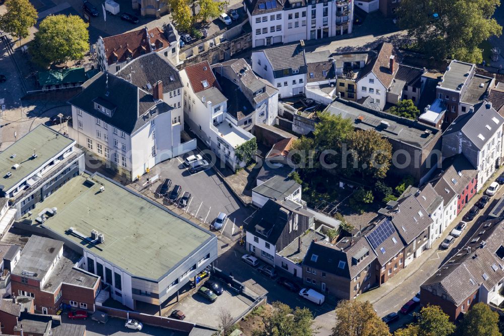 Mönchengladbach from the bird's eye view: The city center in the downtown area on street Rathausstrasse in Moenchengladbach in the state North Rhine-Westphalia, Germany