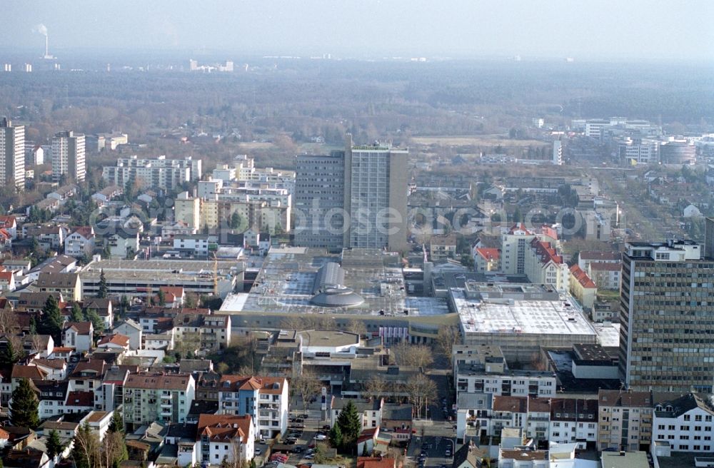 Aerial image Neu-Isenburg - The city center in the downtown area in Neu-Isenburg in the state Hesse, Germany