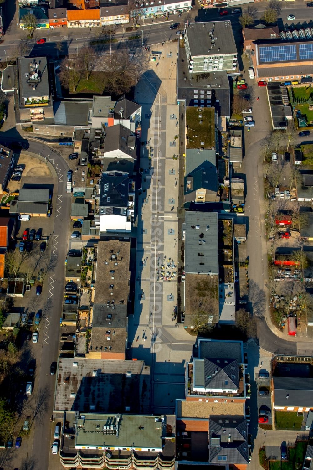 Aerial photograph Neukirchen-Vluyn - The city center in the downtown on Place Vluyner Platz in Neukirchen-Vluyn in the state North Rhine-Westphalia