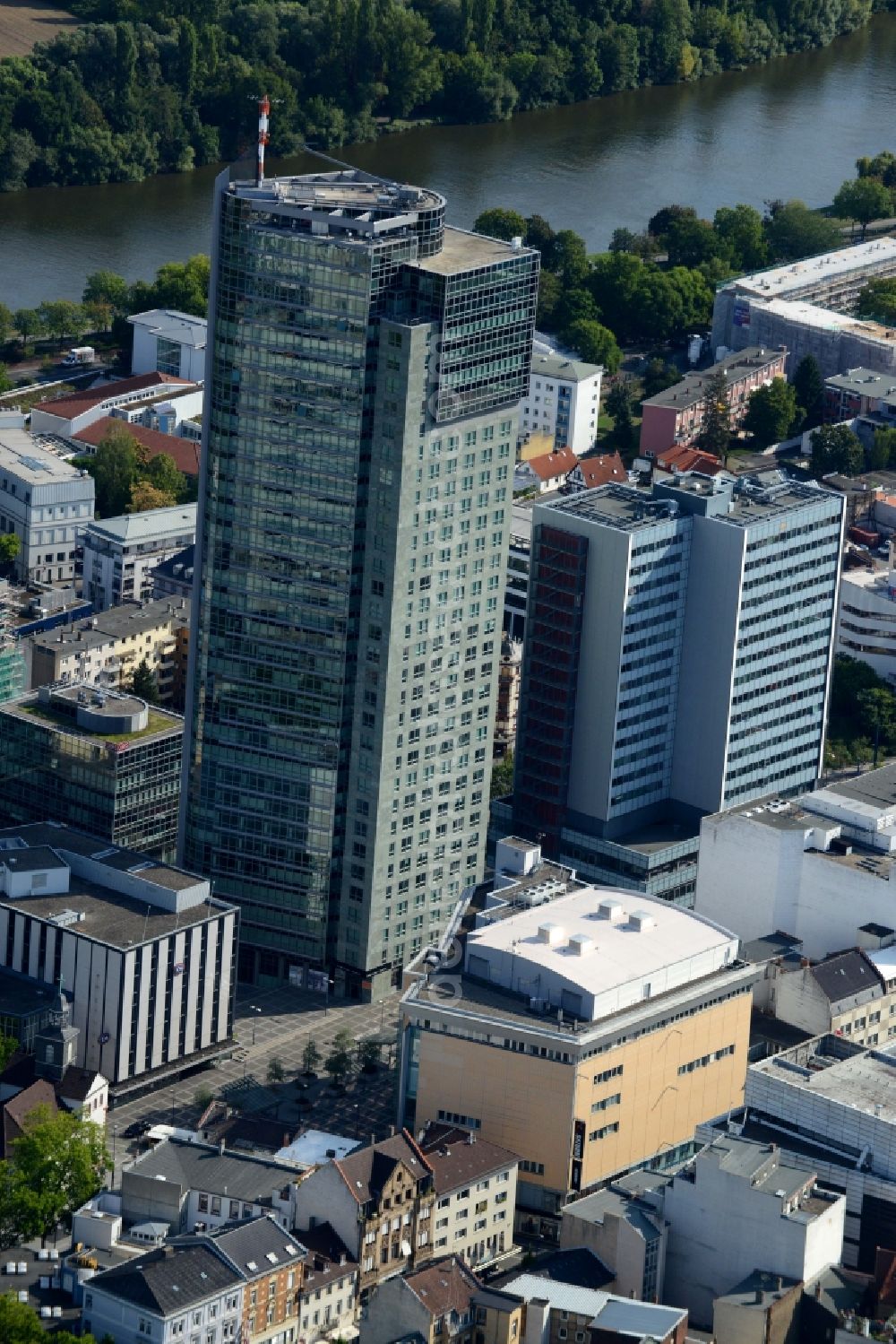 Offenbach am Main from the bird's eye view: The city center in the downtown are in Offenbach am Main in the state Hesse