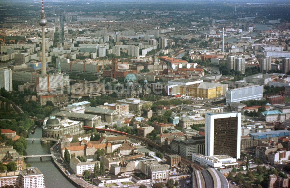 Berlin from the bird's eye view: The city center in the downtown area Ost on Berliner Fernsehturm in the district Mitte in Berlin, Germany