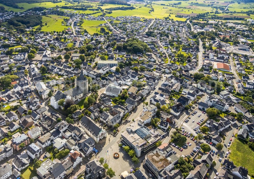 Aerial photograph Brilon - The city center in the downtown area on Platz- Ensemble Michaelis Kirmes Am Markt in Brilon in the state North Rhine-Westphalia, Germany