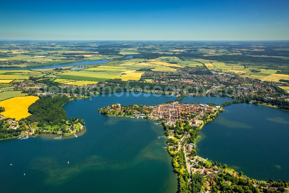 Aerial image Ratzeburg - The city center in the downtown are on the banks of lake Kuechensee and Domsee in Ratzeburg in the state Schleswig-Holstein