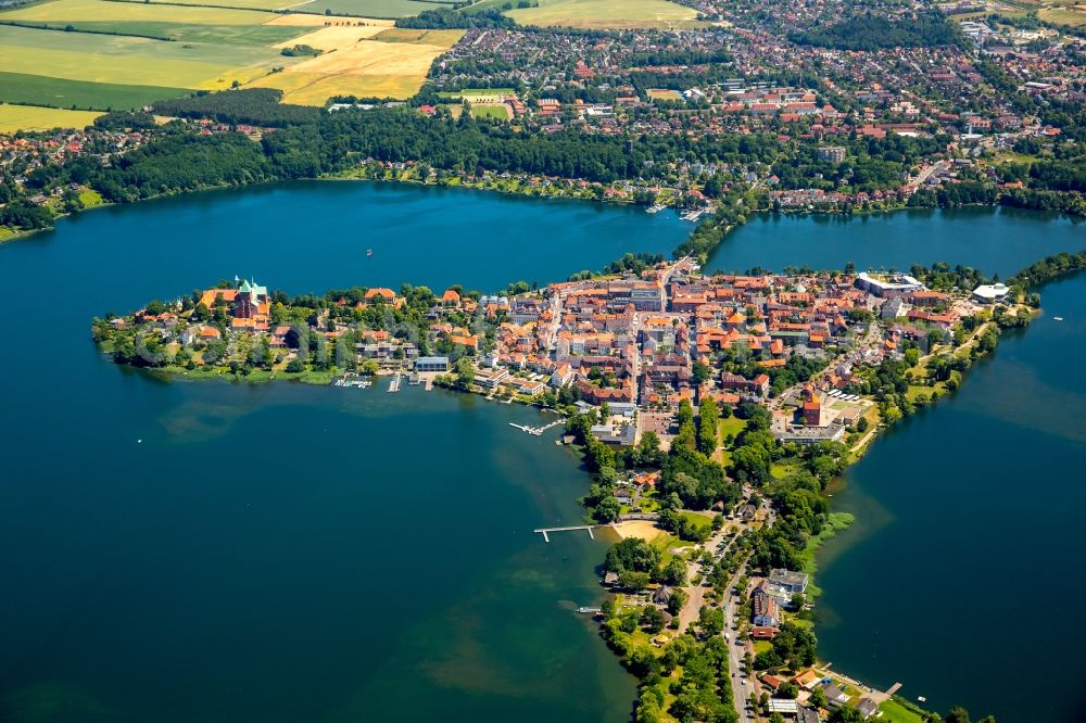 Aerial photograph Ratzeburg - The city center in the downtown are on the banks of lake Kuechensee and Domsee in Ratzeburg in the state Schleswig-Holstein