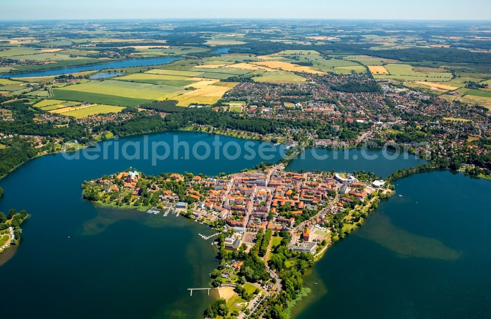 Ratzeburg from the bird's eye view: The city center in the downtown are on the banks of lake Kuechensee and Domsee in Ratzeburg in the state Schleswig-Holstein