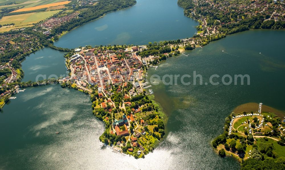 Aerial photograph Ratzeburg - The city center in the downtown are on the banks of lake Kuechensee and Domsee in Ratzeburg in the state Schleswig-Holstein