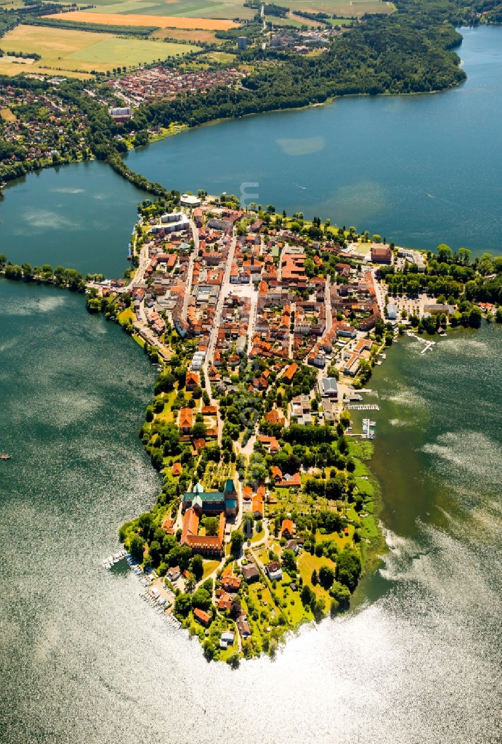 Aerial photograph Ratzeburg - The city center in the downtown are on the banks of lake Kuechensee and Domsee in Ratzeburg in the state Schleswig-Holstein