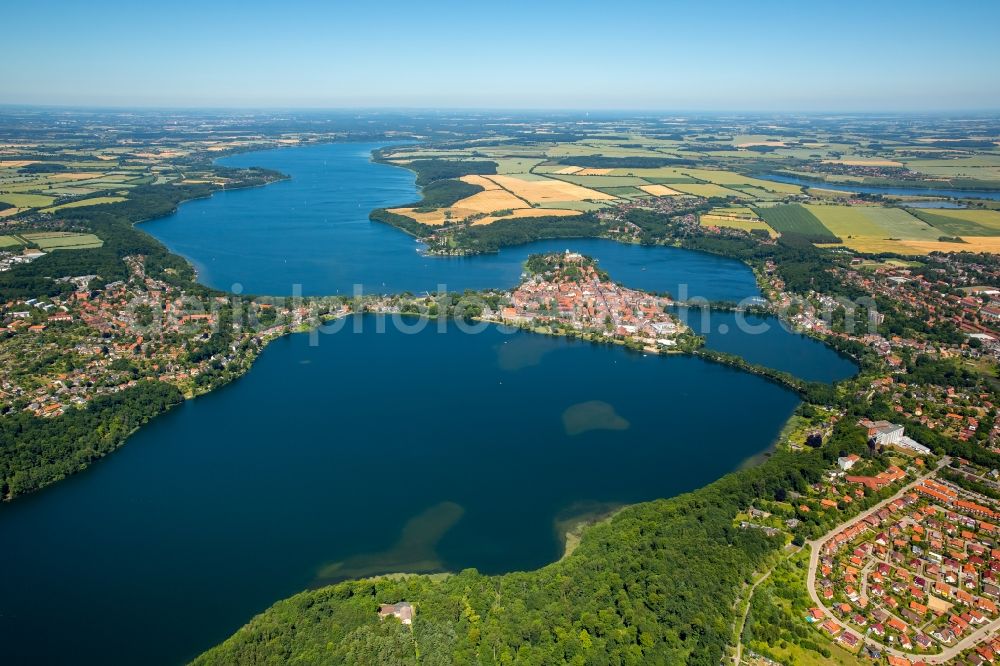 Ratzeburg from the bird's eye view: The city center in the downtown are on the banks of lake Kuechensee and Domsee in Ratzeburg in the state Schleswig-Holstein