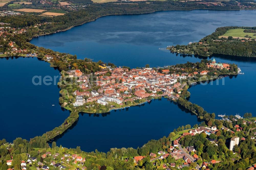 Ratzeburg from the bird's eye view: The city center in the downtown are on the banks of lake Kuechensee and Domsee in Ratzeburg in the state Schleswig-Holstein