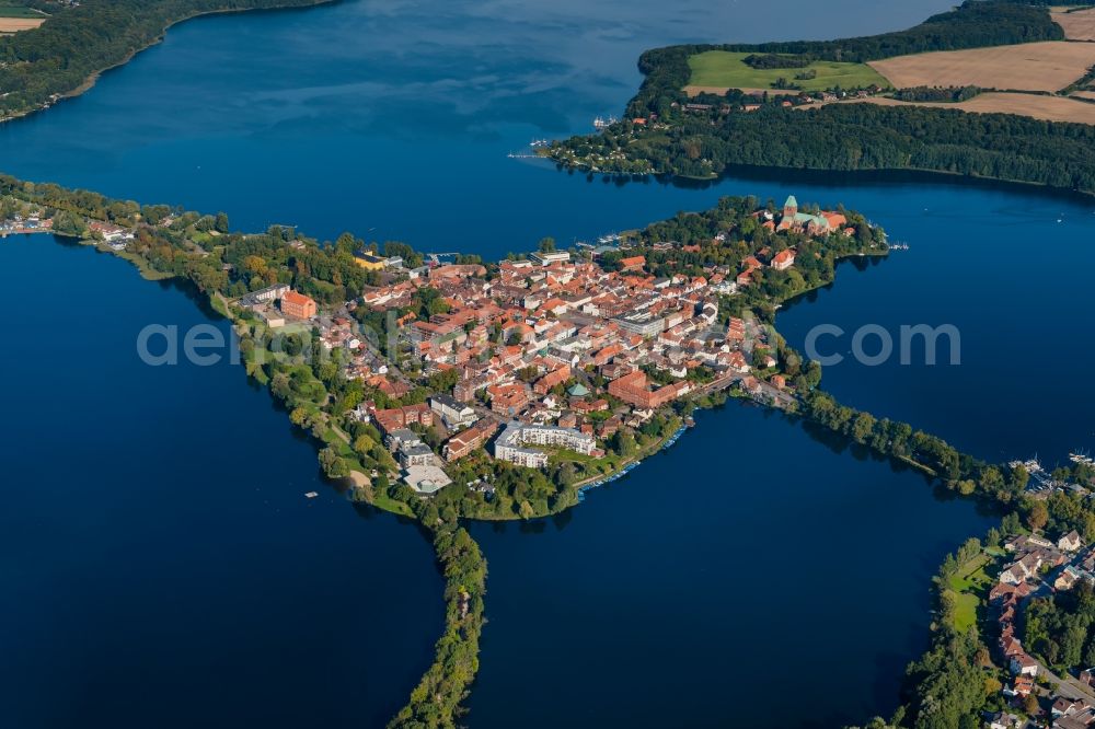 Aerial image Ratzeburg - The city center in the downtown are on the banks of lake Kuechensee and Domsee in Ratzeburg in the state Schleswig-Holstein