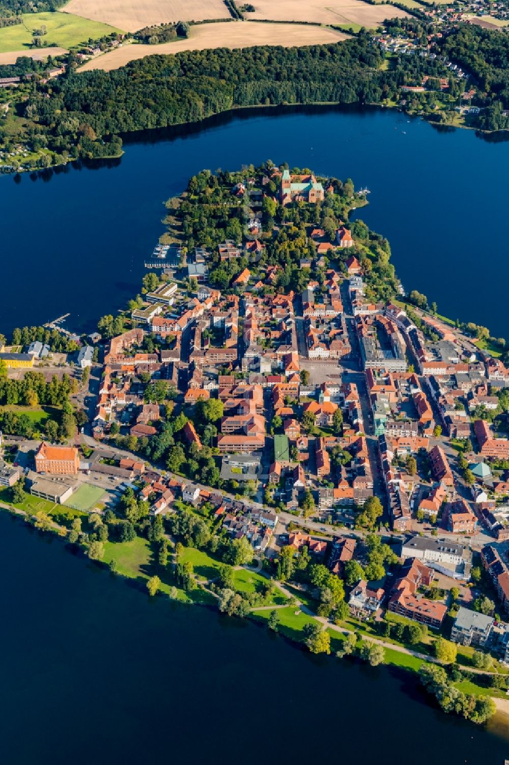 Aerial photograph Ratzeburg - The city center in the downtown are on the banks of lake Kuechensee and Domsee in Ratzeburg in the state Schleswig-Holstein