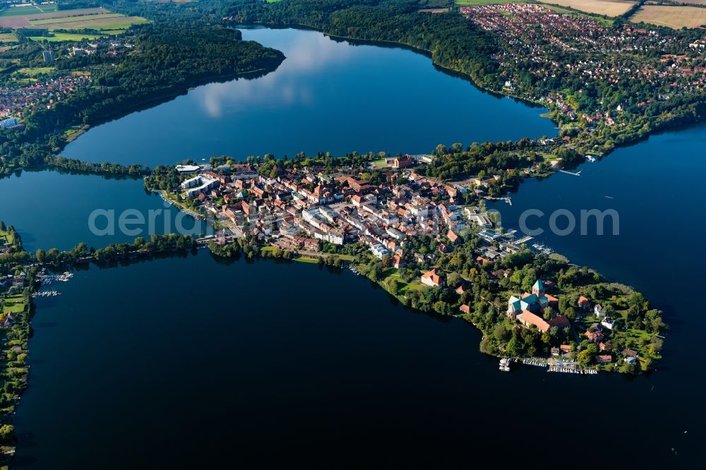 Ratzeburg from the bird's eye view: The city center in the downtown are on the banks of lake Kuechensee and Domsee in Ratzeburg in the state Schleswig-Holstein