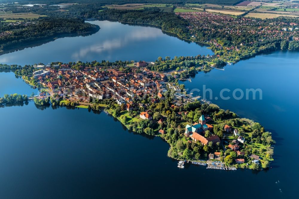 Aerial image Ratzeburg - The city center in the downtown are on the banks of lake Kuechensee and Domsee in Ratzeburg in the state Schleswig-Holstein