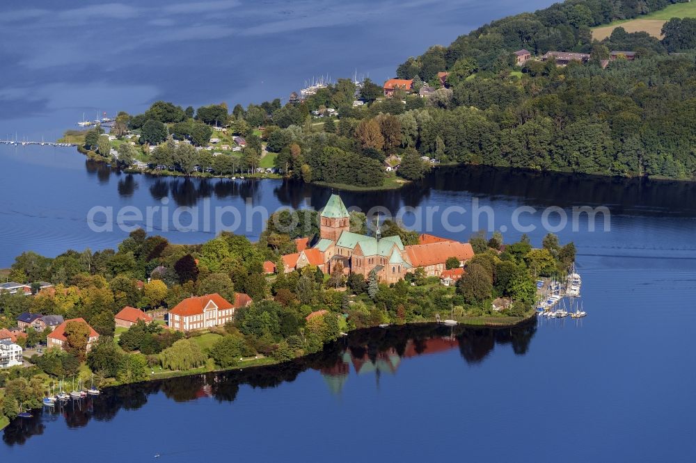 Aerial photograph Ratzeburg - The city center in the downtown are on the banks of lake Kuechensee and Domsee in Ratzeburg in the state Schleswig-Holstein