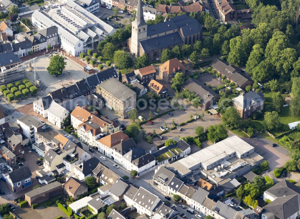 Aerial photograph Rheinberg - The city center in the downtown area on street Grosser Markt in Rheinberg in the state North Rhine-Westphalia, Germany