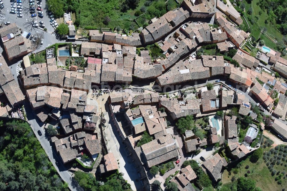 Aerial photograph Roussillon - The city center in the downtown are in Roussillon in Provence-Alpes-Cote d'Azur, France