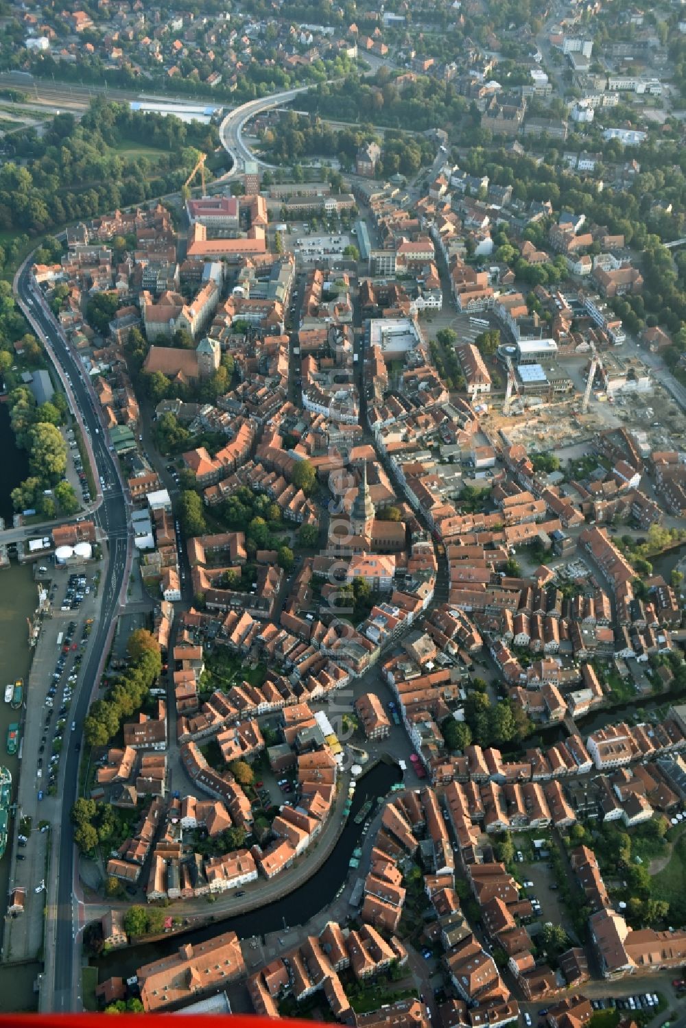 Aerial image Stade - The city center in the downtown area in Stade in the state Lower Saxony. In the picture the new construction of the building complex of the shopping center GESCHAeFTSHAUS NEUER PFERDEMARKT in Stade in the state Lower Saxony. On the demolition surface of a former Hertie department store, the building contractor Baresel GmbH developed an attractive new building for the MATRIX Immobilien GmbH, based on designs by the architecture firm of Buttge