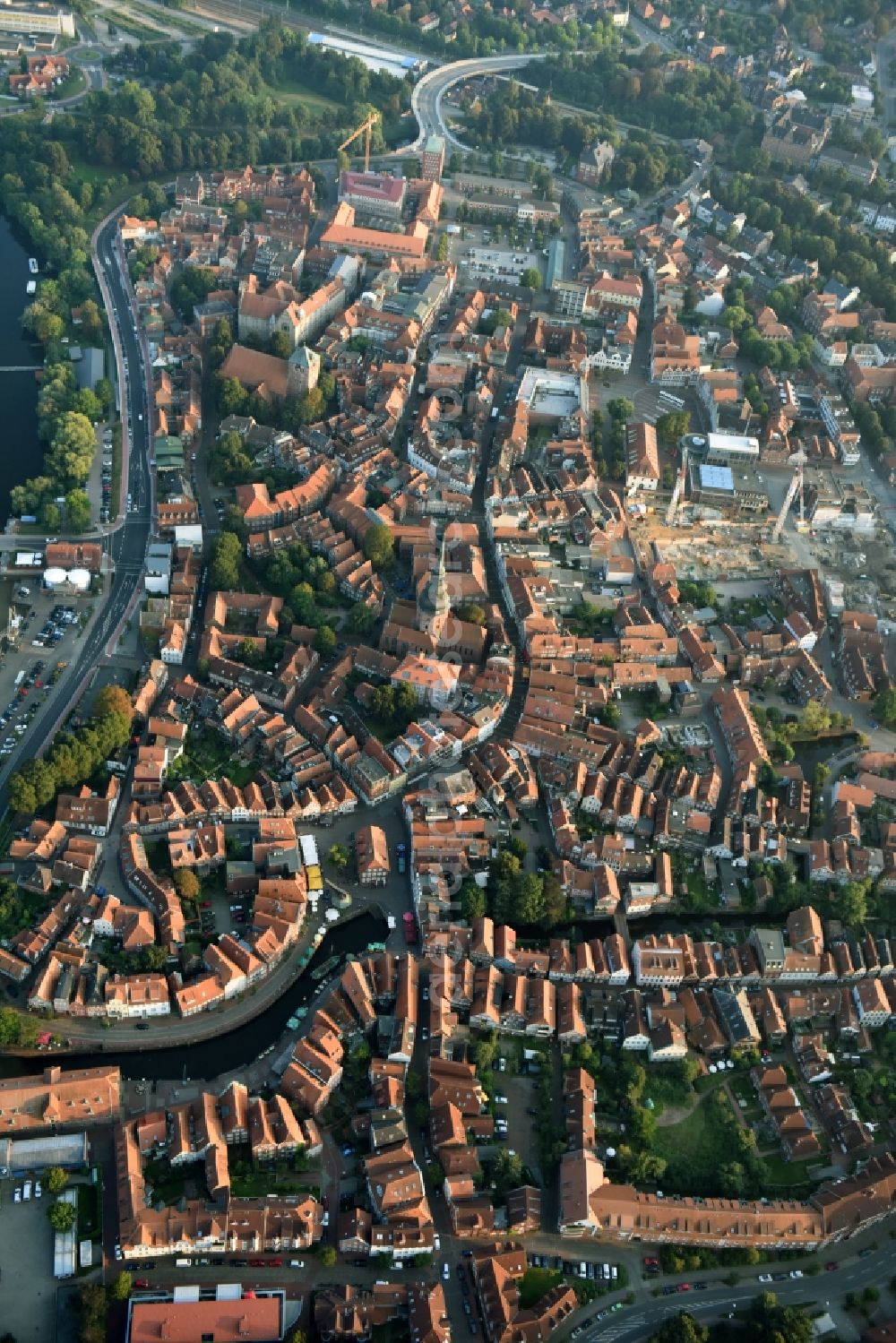 Aerial photograph Stade - The city center in the downtown area in Stade in the state Lower Saxony. In the picture the new construction of the building complex of the shopping center GESCHAeFTSHAUS NEUER PFERDEMARKT in Stade in the state Lower Saxony. On the demolition surface of a former Hertie department store, the building contractor Baresel GmbH developed an attractive new building for the MATRIX Immobilien GmbH, based on designs by the architecture firm of Buttge