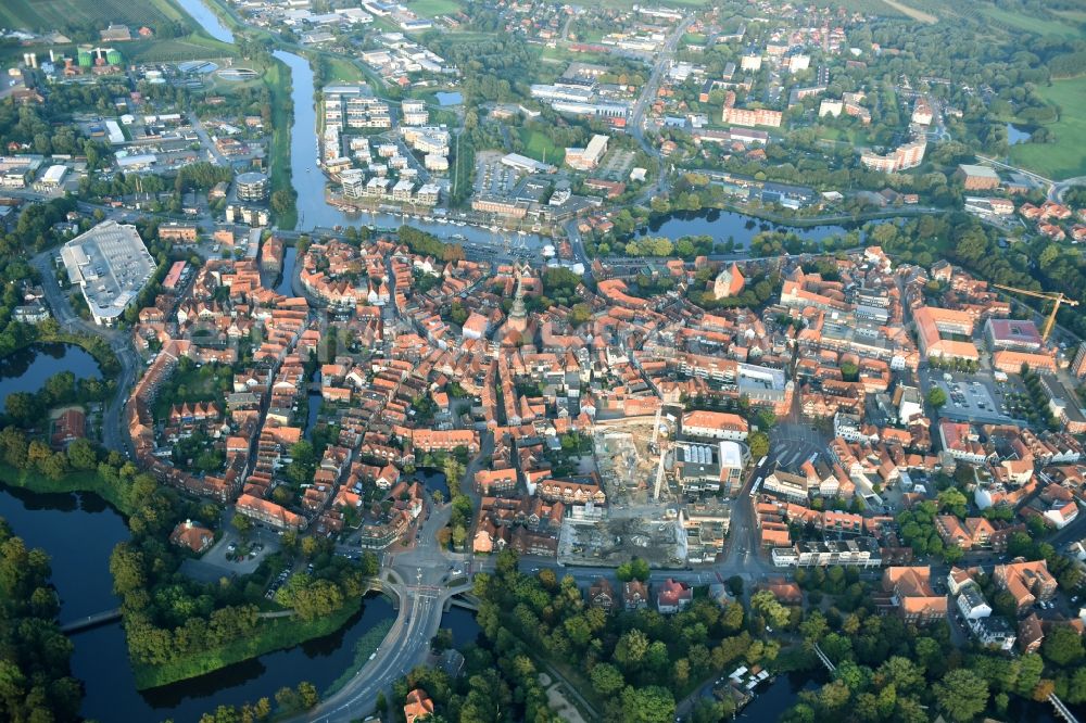 Aerial photograph Stade - The city center in the downtown area in Stade in the state Lower Saxony. In the picture the new construction of the building complex of the shopping center GESCHAeFTSHAUS NEUER PFERDEMARKT in Stade in the state Lower Saxony. On the demolition surface of a former Hertie department store, the building contractor Baresel GmbH developed an attractive new building for the MATRIX Immobilien GmbH, based on designs by the architecture firm of Buttge