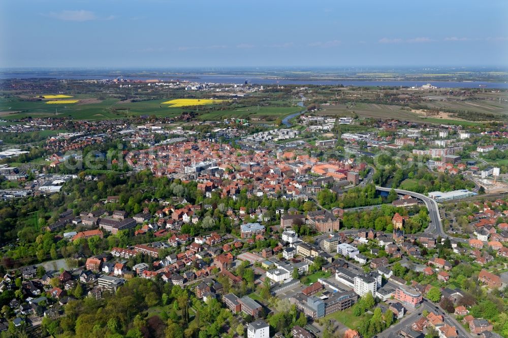 Aerial image Stade - The city center in the downtown area in Stade in the state Lower Saxony. In the picture the new construction of the building complex of the shopping center GESCHAeFTSHAUS NEUER PFERDEMARKT in Stade in the state Lower Saxony. On the demolition surface of a former Hertie department store, the building contractor Baresel GmbH developed an attractive new building for the MATRIX Immobilien GmbH, based on designs by the architecture firm of Buttge