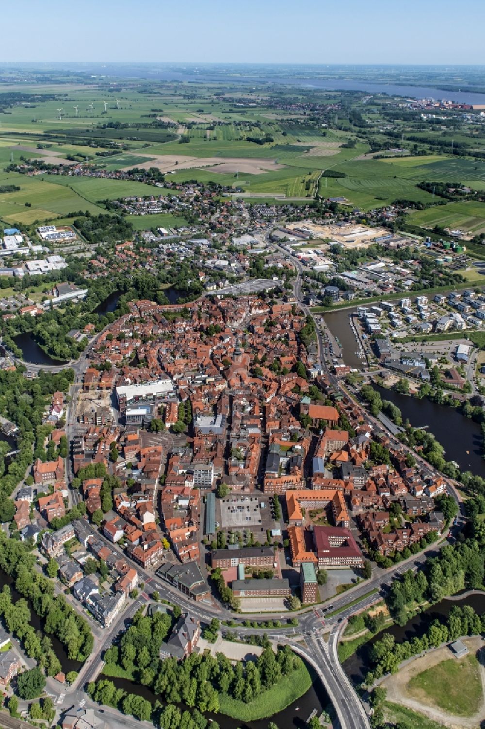 Stade from the bird's eye view: The city center in the downtown area in Stade in the state Lower Saxony. In the picture the new construction of the building complex of the shopping center GESCHAeFTSHAUS NEUER PFERDEMARKT in Stade in the state Lower Saxony. On the demolition surface of a former Hertie department store, the building contractor Baresel GmbH developed an attractive new building for the MATRIX Immobilien GmbH, based on designs by the architecture firm of Buttge