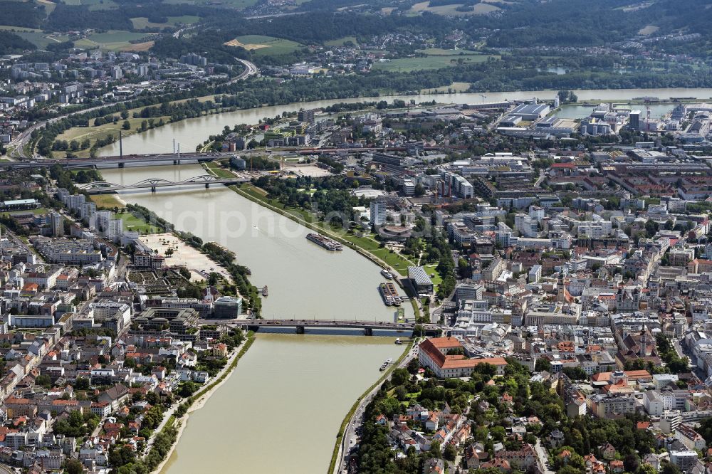 Aerial photograph Linz - City center in the downtown area on the banks of river course of the river Danube in Linz in Oberoesterreich, Austria