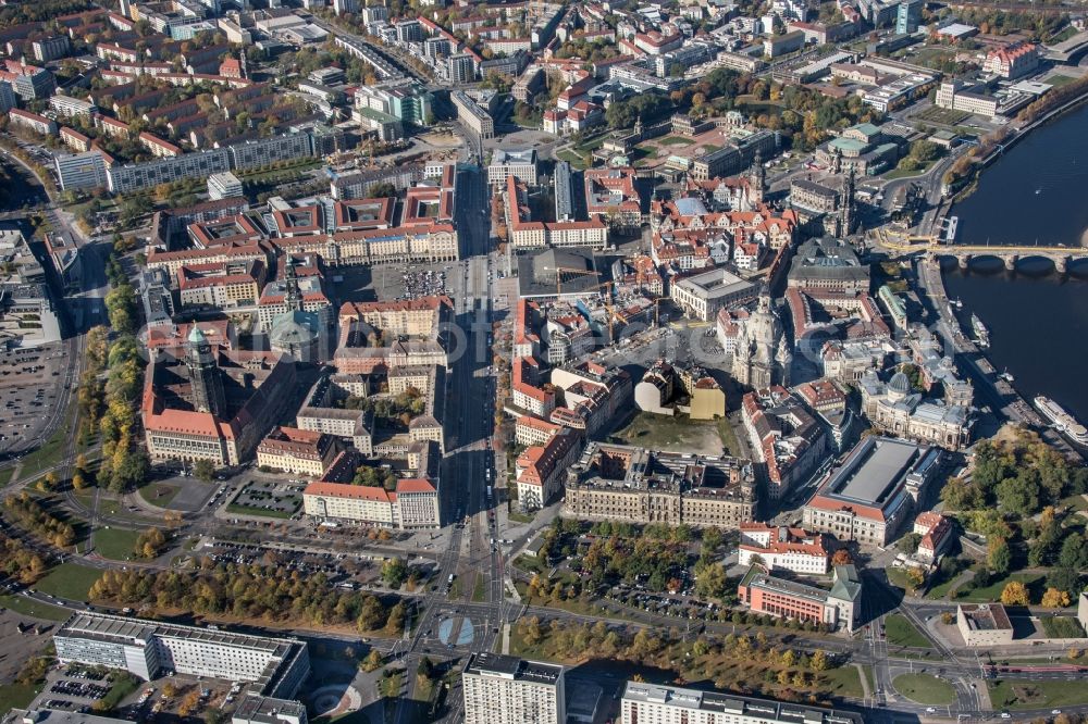 Dresden from the bird's eye view: City center in the downtown area on the banks of river course of the River Elbe in the district Altstadt in Dresden in the state Saxony, Germany