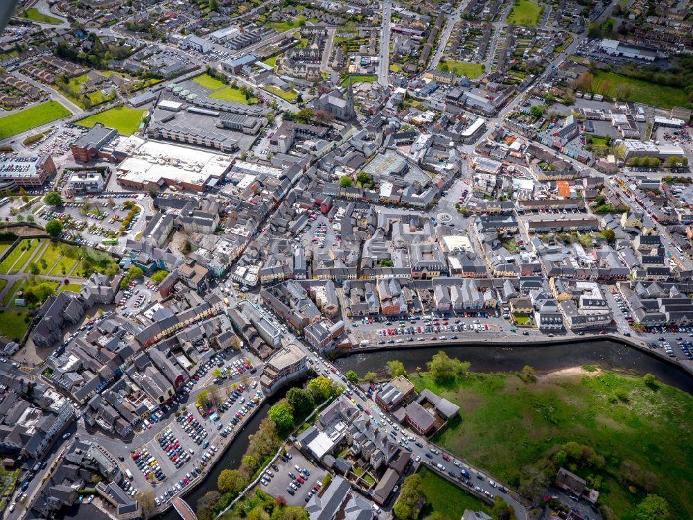 Aerial photograph Ennis - City center in the downtown area on the banks of river course Fergus River in Ennis in Clare, Ireland