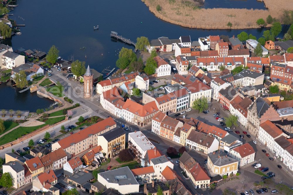 Aerial photograph Brandenburg an der Havel - City center in the downtown area on the banks of river course Havel in Brandenburg an der Havel in the state Brandenburg, Germany