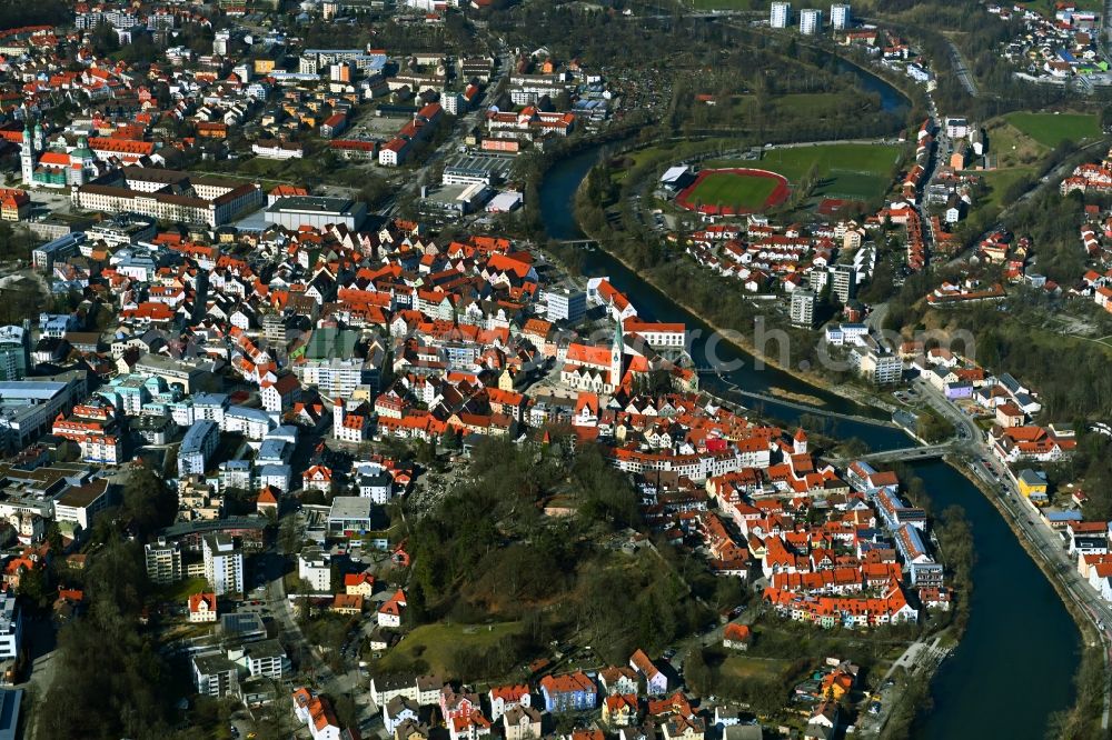 Aerial image Kempten (Allgäu) - City center in the downtown area on the banks of river course of Iller in Kempten (Allgaeu) in the state Bavaria, Germany