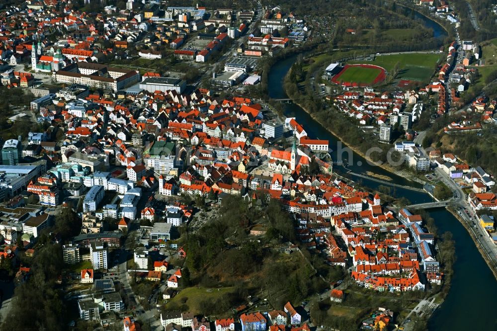 Aerial photograph Kempten (Allgäu) - City center in the downtown area on the banks of river course of Iller in Kempten (Allgaeu) in the state Bavaria, Germany