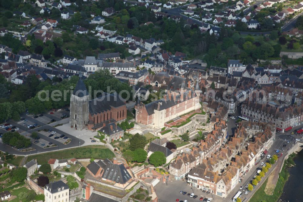 Aerial photograph Gien - City center in the downtown area on the banks of river course Loire in Gien in Centre-Val de Loire, France