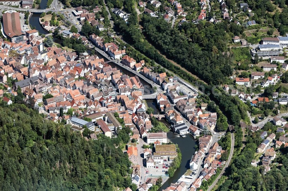 Aerial photograph Calw - City center in the downtown area on the banks of river course Nagold in Calw in the state Baden-Wuerttemberg, Germany