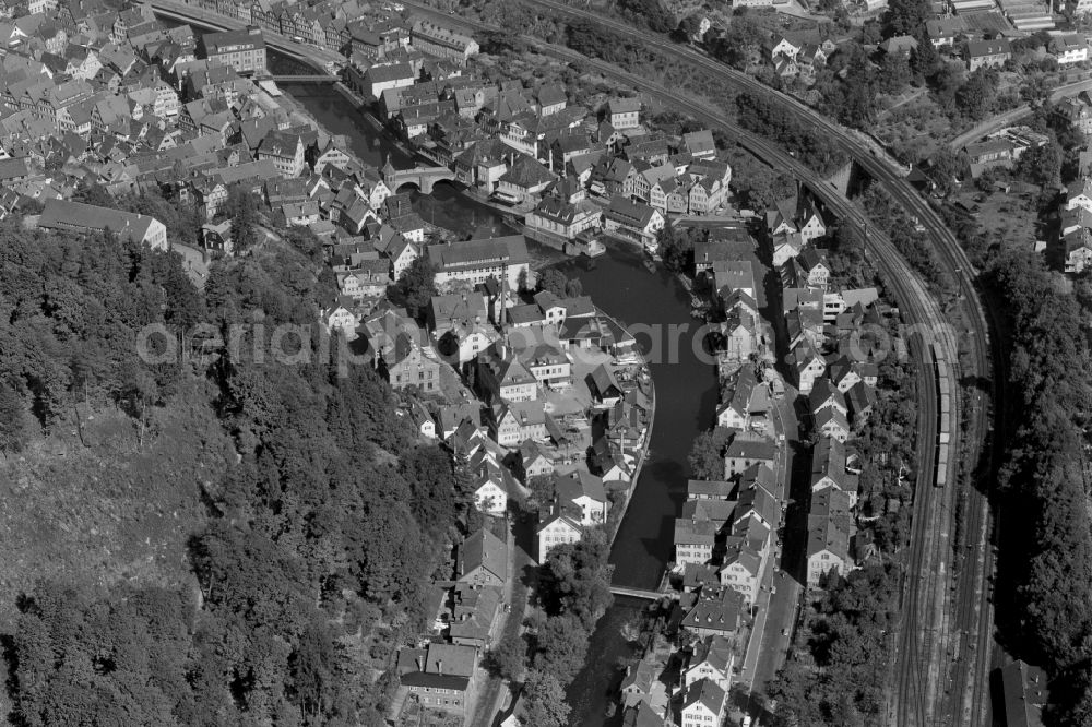 Aerial photograph Calw - City center in the downtown area on the banks of river course Nagold in Calw in the state Baden-Wuerttemberg, Germany