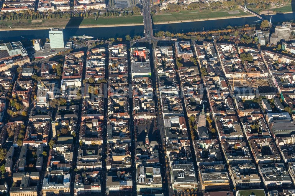 Aerial photograph Mannheim - City center in the downtown area on the banks of river course of the river Neckar in the district Quadrate in Mannheim in the state Baden-Wuerttemberg, Germany