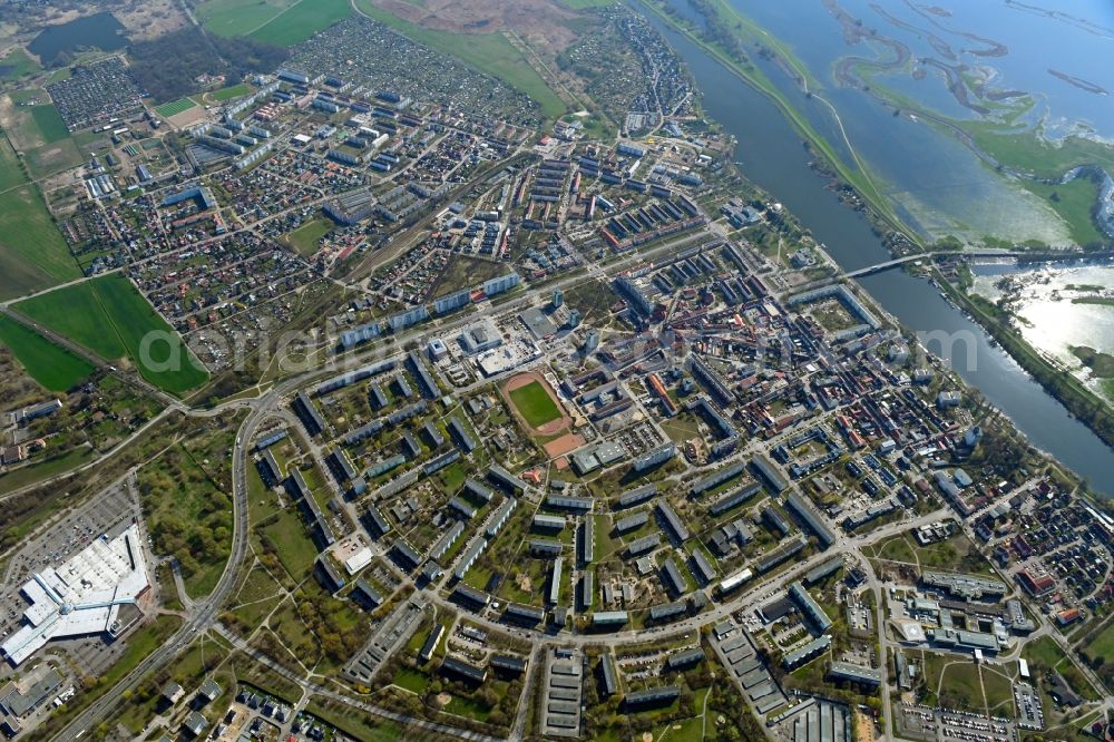 Aerial image Schwedt/Oder - City center in the downtown area on the banks of river course of Oder in Schwedt/Oder in the state Brandenburg, Germany