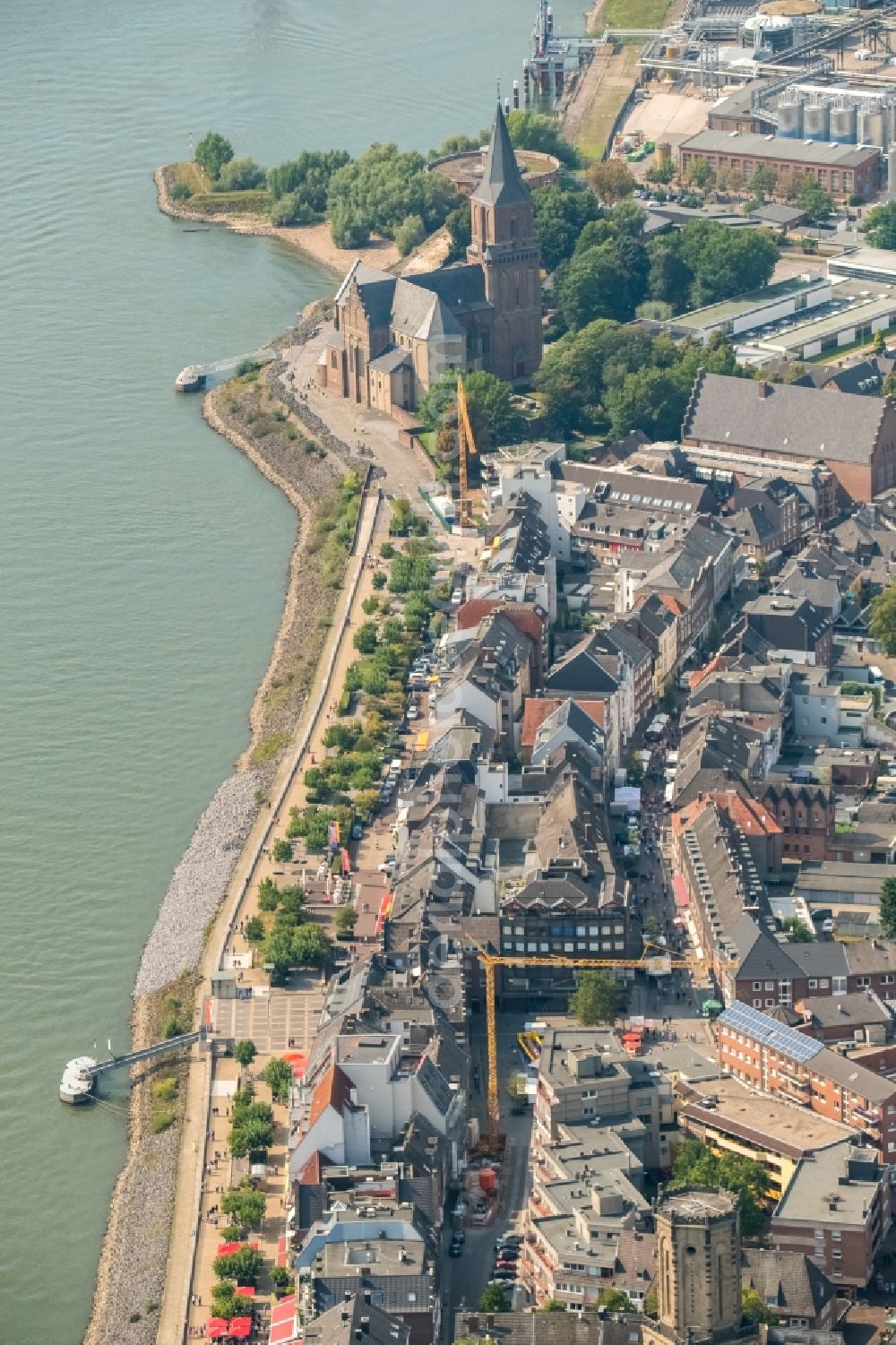 Emmerich am Rhein from the bird's eye view: City center in the inner city area on the banks of river course of the Rhine river with a view of the Rheinpromenade and the church buiding of the St.Martini Emmerich in Emmerich am Rhein in the state of North Rhine-Westphalia, Germany