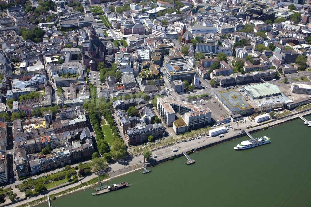 Aerial photograph Mainz - City center in the downtown area on the banks of river course of the Rhine river in the district Altstadt in Mainz in the state Rhineland-Palatinate, Germany